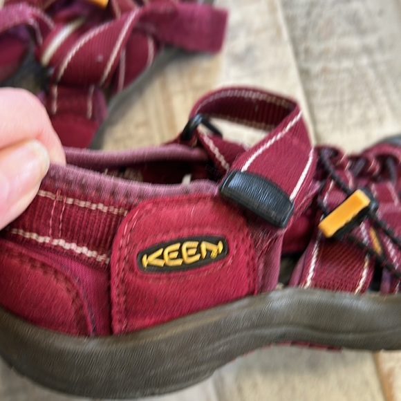 KEEN KIDS OUTDOOR BURGUNDY SANDALS SIZE 2 - Picture 10 of 10